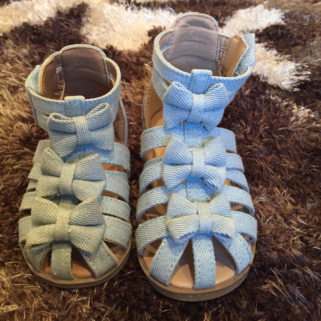 13㌢デニム生地リボンサンダル キッズ/ベビー/マタニティのベビー靴/シューズ(~14cm)(サンダル)の商品写真