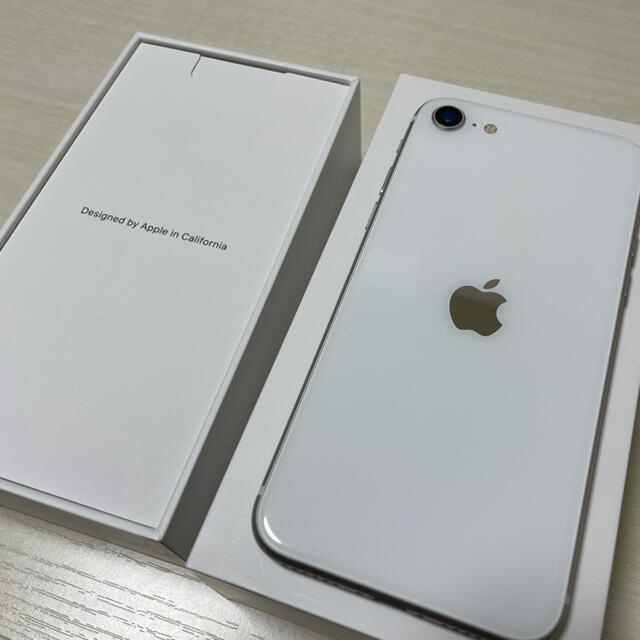Apple(アップル)のiPhoneSE 128GB ホワイト 本体 スマホ/家電/カメラのスマートフォン/携帯電話(スマートフォン本体)の商品写真