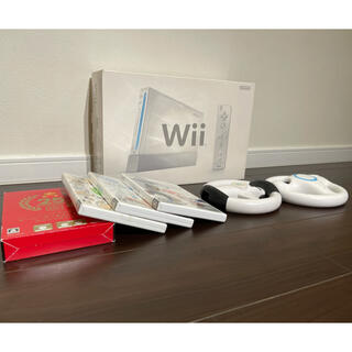 ウィー(Wii)のニンテンドー Nintendo Wii 本体 ソフト4本 ハンドル 2個 セット(家庭用ゲーム機本体)
