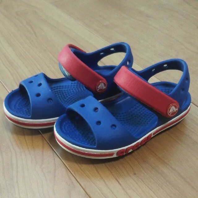 crocs(クロックス)のcrocs バヤバンド サンダル キッズ キッズ/ベビー/マタニティのベビー靴/シューズ(~14cm)(サンダル)の商品写真