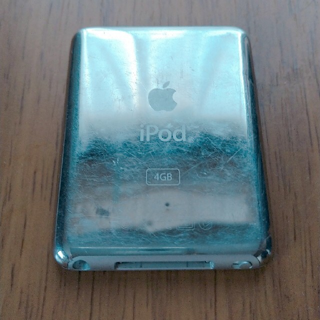 iPod(アイポッド)のiPod nano 第3世代 4GB シルバー スマホ/家電/カメラのオーディオ機器(ポータブルプレーヤー)の商品写真