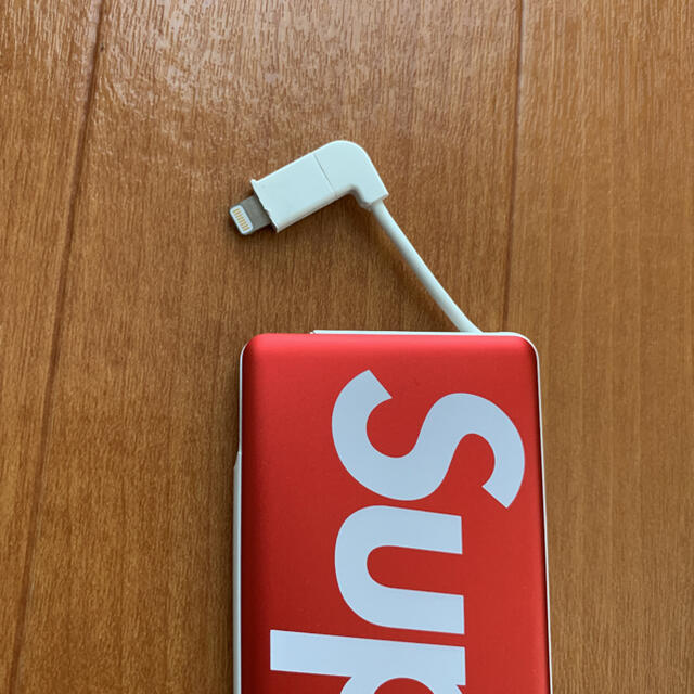 Supreme(シュプリーム)のSupreme モバイル　バッテリー　美品 スマホ/家電/カメラのスマートフォン/携帯電話(バッテリー/充電器)の商品写真