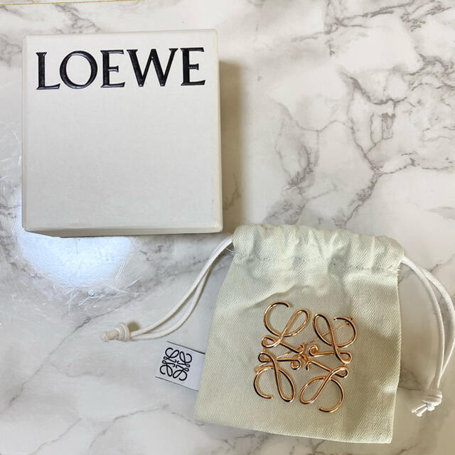 LOEWE(ロエベ)の【最終値下げ】LOEWE ロエベ　アナグラム　ブローチ ローズゴールド レディースのアクセサリー(ブローチ/コサージュ)の商品写真