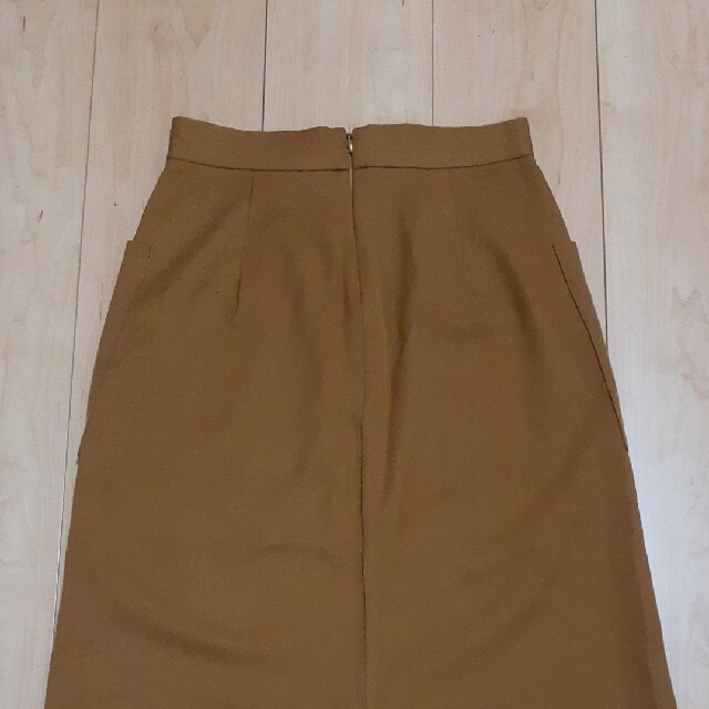 GU(ジーユー)のGU　ミディアムスカート　キャメル　Sサイズ レディースのスカート(ひざ丈スカート)の商品写真