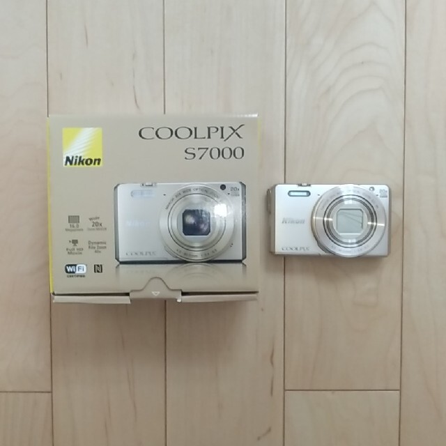 カメラNikon COOLPIX S7000　ゴールド　デジカメ　美品