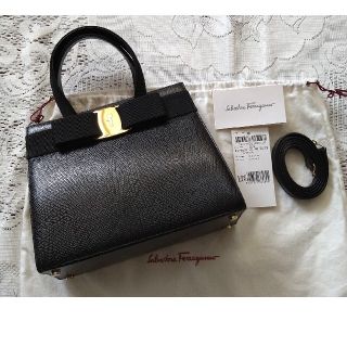 サルヴァトーレフェラガモ(Salvatore Ferragamo)のFerragamo　ヴァラハンドバッグ黒　極美品(ハンドバッグ)