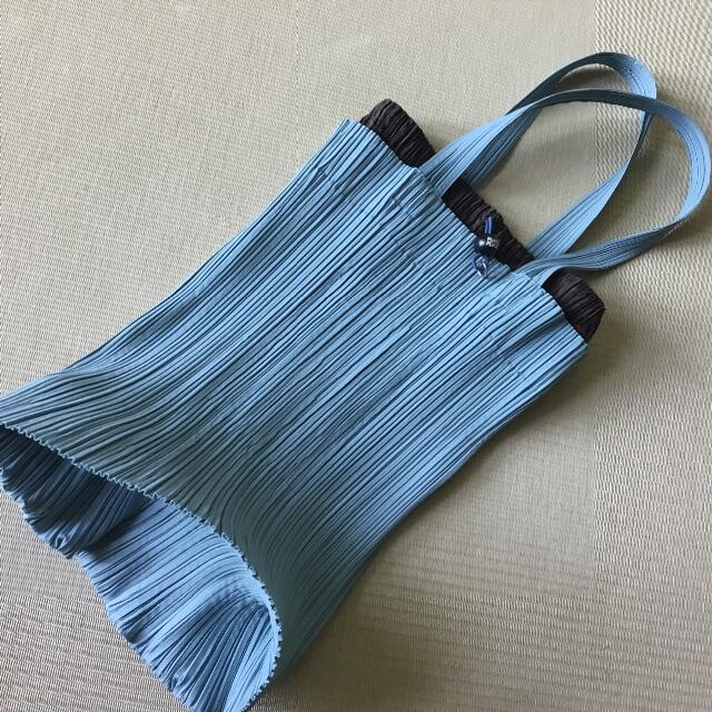 PLEATS PLEASE ISSEY MIYAKE(プリーツプリーズイッセイミヤケ)のプリーツプリーズ　トートバッグ　ブルー系 レディースのバッグ(トートバッグ)の商品写真