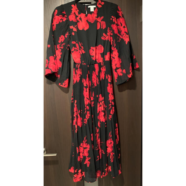 H&M(エイチアンドエム)のH&M 花柄ロングワンピース　ドレス　ブラック　レッド　赤黒　パーティーシンプル レディースのワンピース(ロングワンピース/マキシワンピース)の商品写真