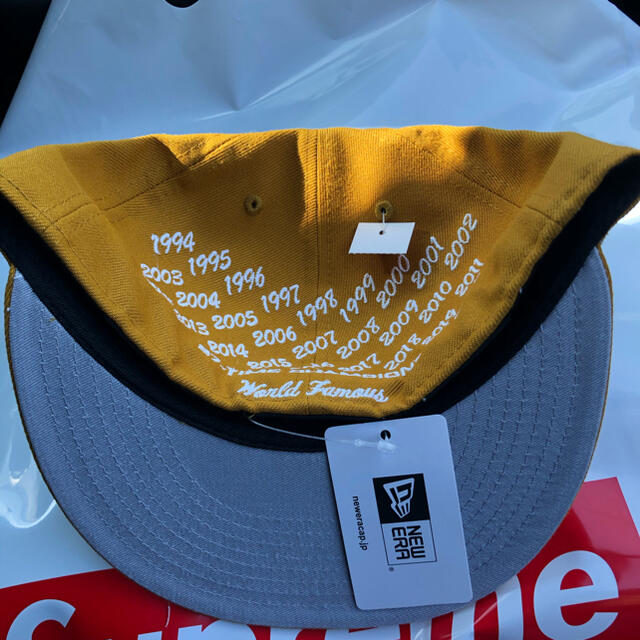 Supreme(シュプリーム)のsupreme champions box logo new era wheat メンズの帽子(キャップ)の商品写真