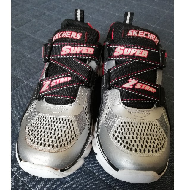 SKECHERS(スケッチャーズ)のスニーカー 19 光る靴 キッズ/ベビー/マタニティのキッズ靴/シューズ(15cm~)(スニーカー)の商品写真