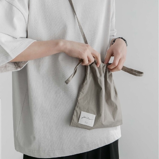 ベージュ remer オリジナルロゴ巾着 メンズのバッグ(ショルダーバッグ)の商品写真