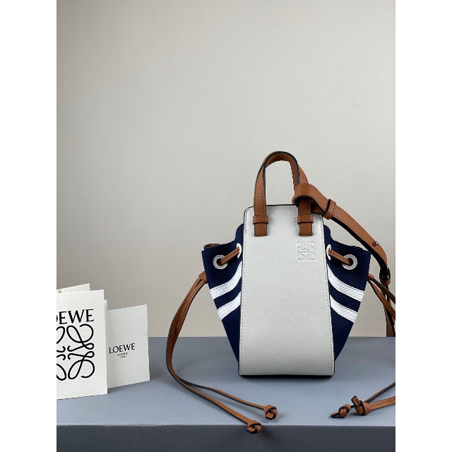 LOEWE(ロエベ)の希少 ロエベ ハンモックバック ミニ HAMMOCK MINI レディースのバッグ(ショルダーバッグ)の商品写真