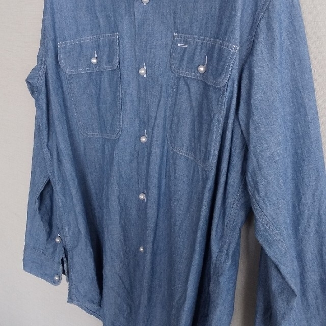 MADISONBLUE(マディソンブルー)のマディソンブルー　シャンブレーシャツ　パールボタン レディースのトップス(シャツ/ブラウス(長袖/七分))の商品写真