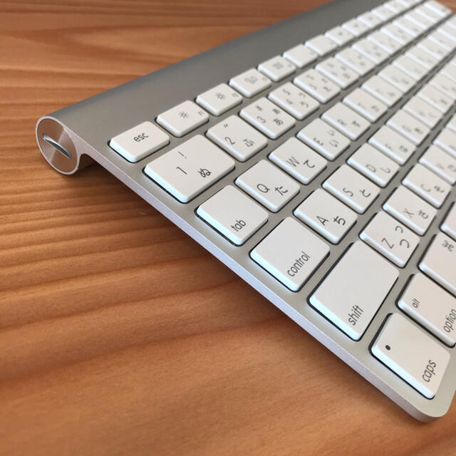Apple(アップル)のApple Wireless Keyboard (JIS) 単3電池2本使用 スマホ/家電/カメラのPC/タブレット(PC周辺機器)の商品写真
