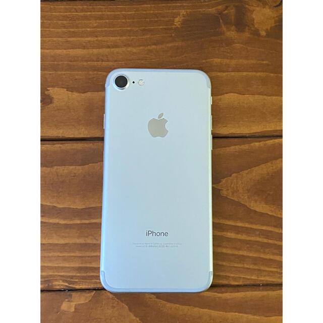 Apple(アップル)のiPhone7 シルバー 128GB スマホ/家電/カメラのスマートフォン/携帯電話(スマートフォン本体)の商品写真