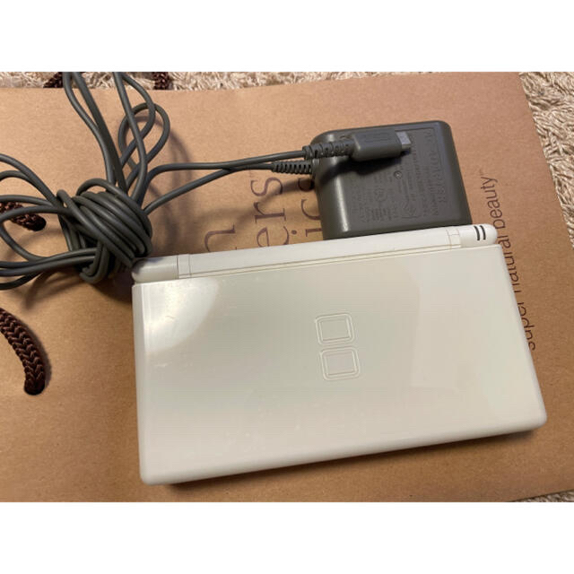 ニンテンドーDS(ニンテンドーDS)の任天堂 DS lite ホワイト エンタメ/ホビーのゲームソフト/ゲーム機本体(携帯用ゲーム機本体)の商品写真