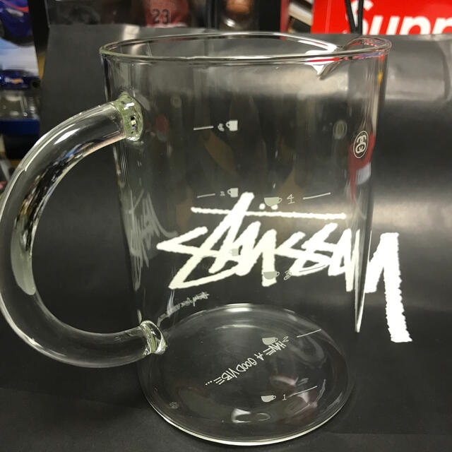 STUSSY(ステューシー)のステューシー　ビーカー　コップ　ガラス　耐熱 インテリア/住まい/日用品のキッチン/食器(グラス/カップ)の商品写真