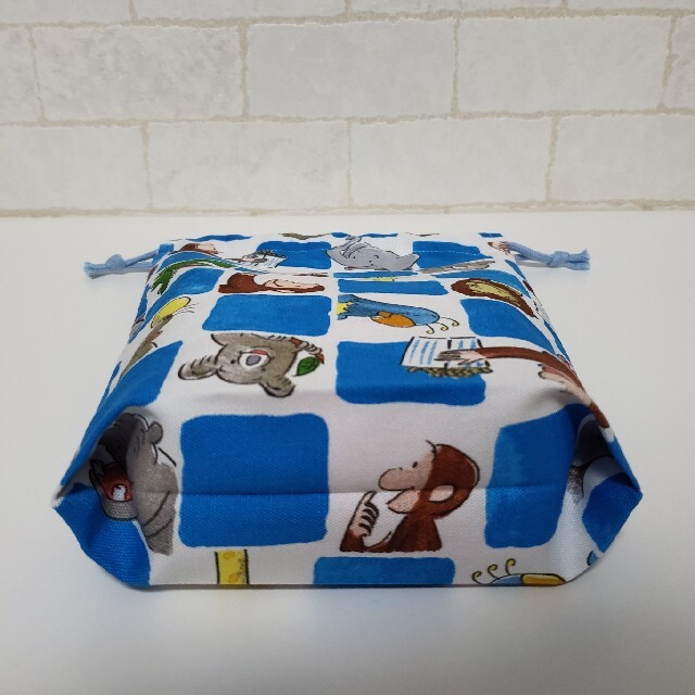 【くまくま様専用】最新柄♡おさるのジョージ動物園ブルー☆巾着袋 ハンドメイドのキッズ/ベビー(外出用品)の商品写真