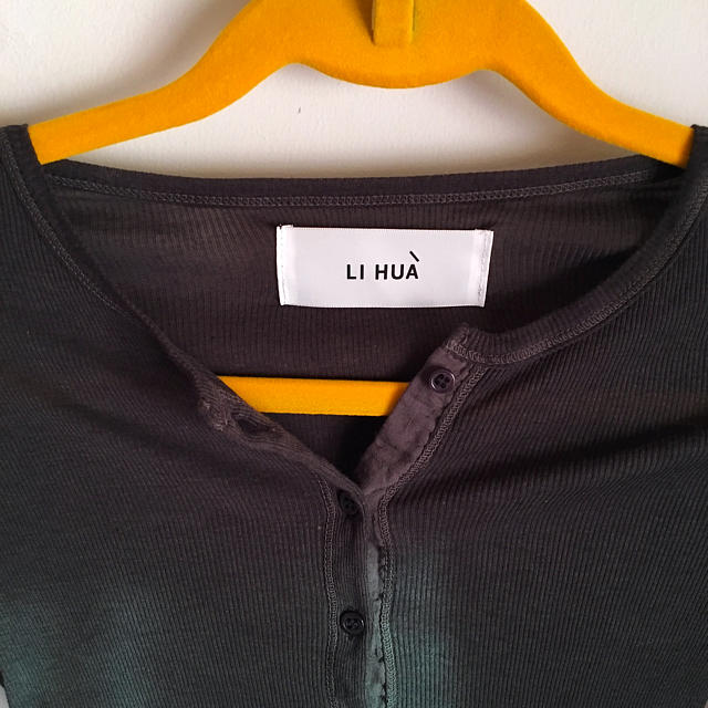 LI HUÀ(リーファー)のLI HUA 梨花着ヘンリーネックシャツ レディースのトップス(カットソー(長袖/七分))の商品写真
