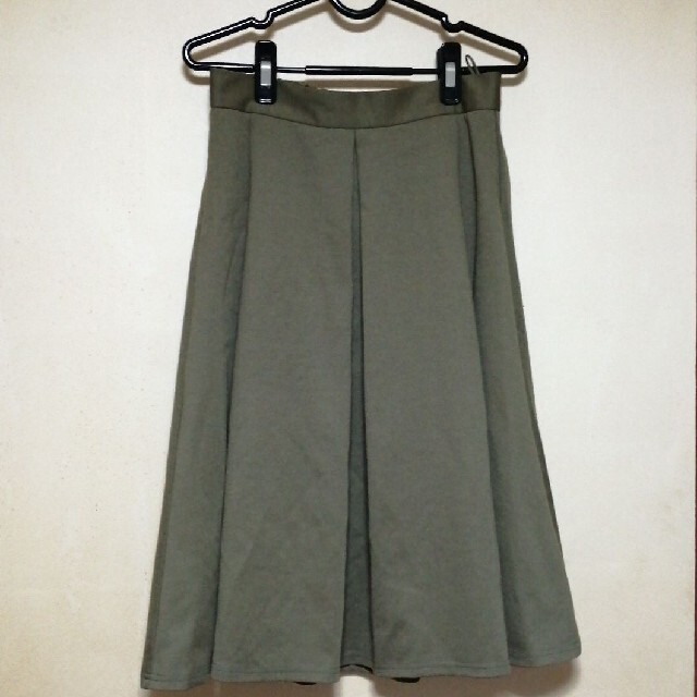 GU(ジーユー)のGU　スカート　カーキ色　L   裏地あり レディースのスカート(ひざ丈スカート)の商品写真