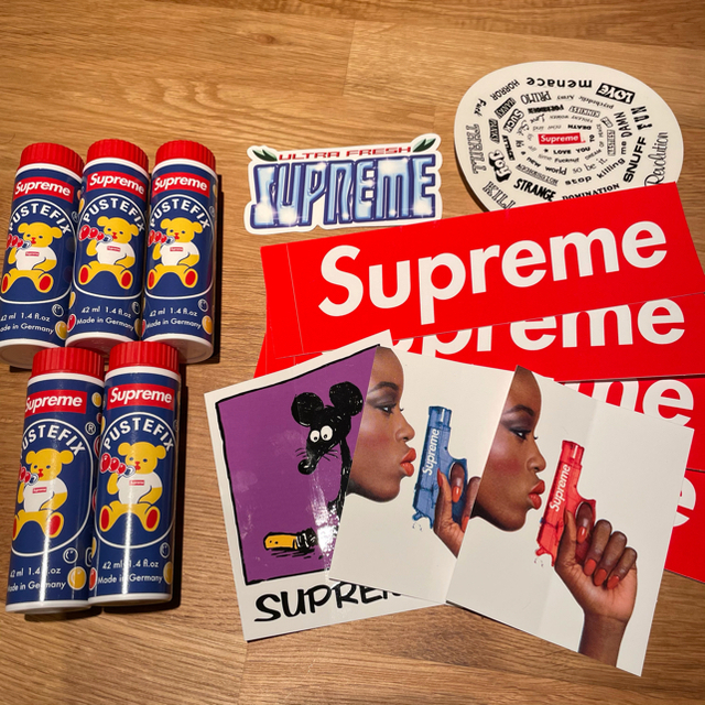 Supreme(シュプリーム)のSupreme kaws week1 非売品 シャボン玉5本とステッカー6種 エンタメ/ホビーのコレクション(その他)の商品写真