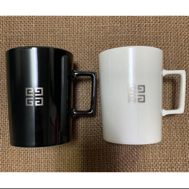 GIVENCHY(ジバンシィ)の【値下げ】GIVENCHY 皿2枚とマグカップ2個セット インテリア/住まい/日用品のキッチン/食器(食器)の商品写真