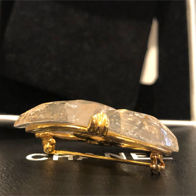 自信と輝きを☆エレガンスを纏う【CHANEL】ブローチ パール シンプルでエレガントなアクセント！》CHANEL ブローチ