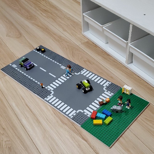 トミカ収納棚+レゴ（ロード）テーブル収納ユニット　背板付き　プレイボードタイプ キッズ/ベビー/マタニティのおもちゃ(知育玩具)の商品写真