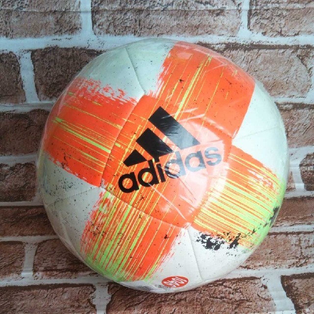 adidas(アディダス)の新品　アディダス　サッカーボール スポーツ/アウトドアのサッカー/フットサル(ボール)の商品写真