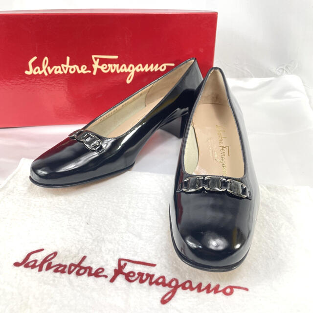 Salvatore Ferragamo(サルヴァトーレフェラガモ)の専用【未使用】フェラガモ ヴァラ レザー チャンキーヒール パンプス 7D レディースの靴/シューズ(ハイヒール/パンプス)の商品写真