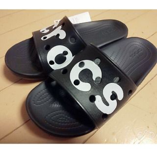 クロックス(crocs)のcrocs サンダル 黒 22(サンダル)