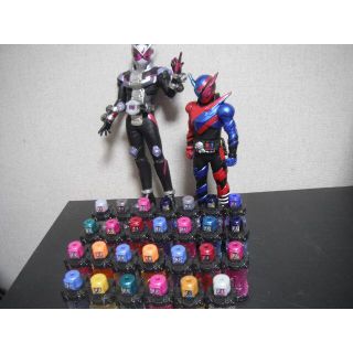 仮面ライダービルド　ボトル27個+仮面ライダー2体(ぬいぐるみ/人形)