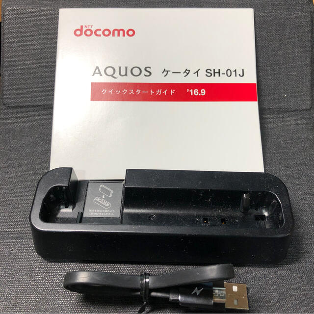 AQUOS(アクオス)のdocomo SH-01J 充電スタンド 説明書付き スマホ/家電/カメラのスマートフォン/携帯電話(携帯電話本体)の商品写真