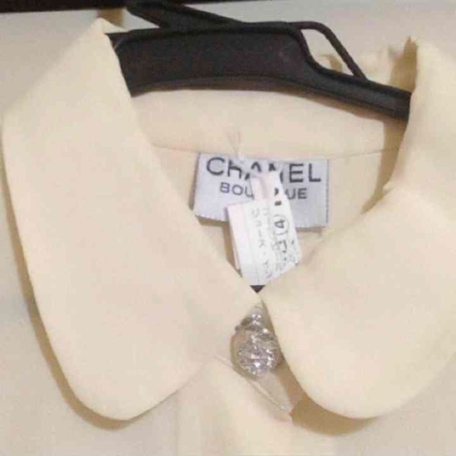 CHANEL(シャネル)のシャネル ブラウス アイボリー色 レディースのトップス(シャツ/ブラウス(長袖/七分))の商品写真