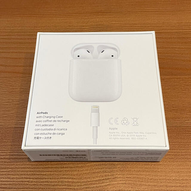 Apple(アップル)のAirPods with Charging Case 第2世代 MV7N2KH スマホ/家電/カメラのオーディオ機器(ヘッドフォン/イヤフォン)の商品写真