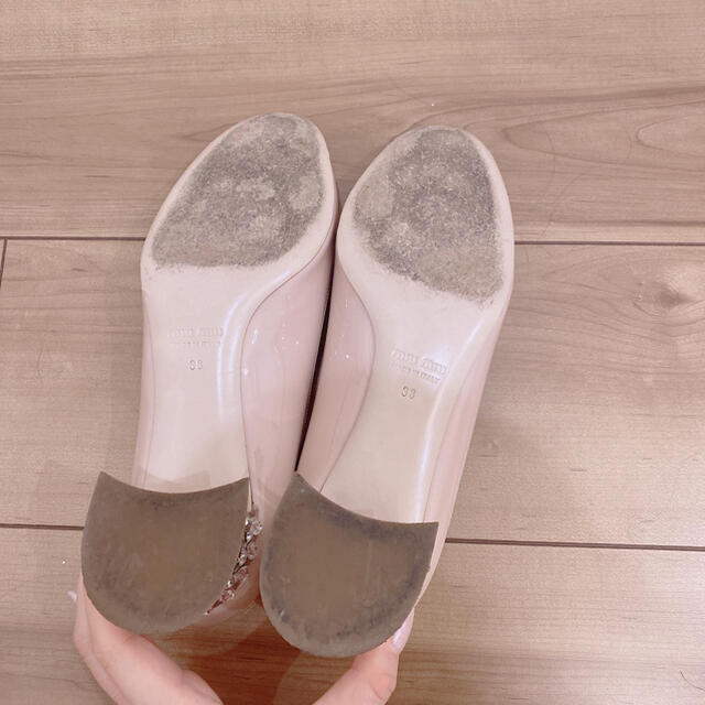 miumiu(ミュウミュウ)のミュウミュウ  ピンクベージュパテント ビジューヒール パンプス レディースの靴/シューズ(ハイヒール/パンプス)の商品写真