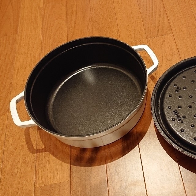 STAUB(ストウブ)のstaub ココットラウンド シャロー ホワイト 26cm インテリア/住まい/日用品のキッチン/食器(鍋/フライパン)の商品写真