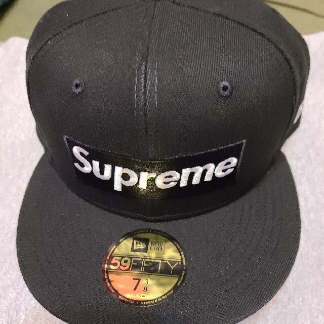 Supreme(シュプリーム)の SUPREME 21ss ニューエラ ボックスロゴ 黒 ステッカー付き メンズの帽子(キャップ)の商品写真