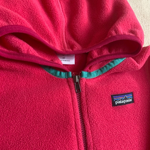 patagonia(パタゴニア)のAB19様専用　　パタゴニア フリース ピンク　パーカー　5T キッズ/ベビー/マタニティのキッズ服女の子用(90cm~)(ジャケット/上着)の商品写真