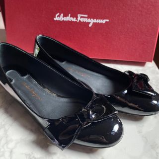 サルヴァトーレフェラガモ(Salvatore Ferragamo)のフェラガモ　フラワーヒール　パテントフラットパンプス(ハイヒール/パンプス)