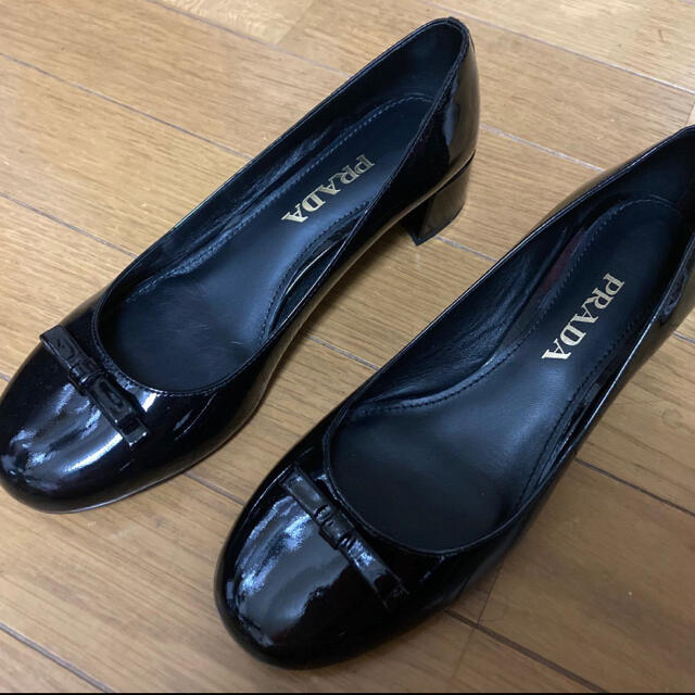 PRADA エナメルパンプス