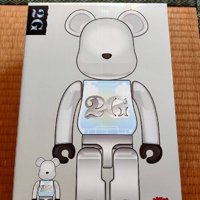 BE@RBRICK 2G WHITE CHROME 100％ & 400％フィギュア