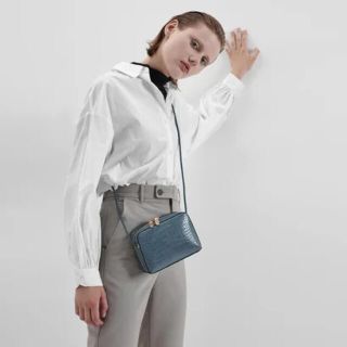 チャールズアンドキース(Charles and Keith)のCharle&Keith(チャールズアンドキース)クロスボディバッグ ブルー(ショルダーバッグ)