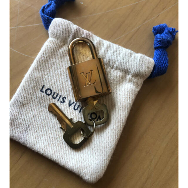 LOUIS VUITTON(ルイヴィトン)のLOUIS VUITTON 南京錠 レディースのアクセサリー(ネックレス)の商品写真