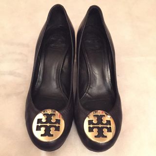 トリーバーチ(Tory Burch)のToryburch ブラックレザーxゴールドロゴパンプス(ハイヒール/パンプス)