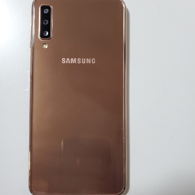 Galaxy(ギャラクシー)の【美品】Galaxy A7 ギャラクシー　ゴールド スマホ/家電/カメラのスマートフォン/携帯電話(スマートフォン本体)の商品写真