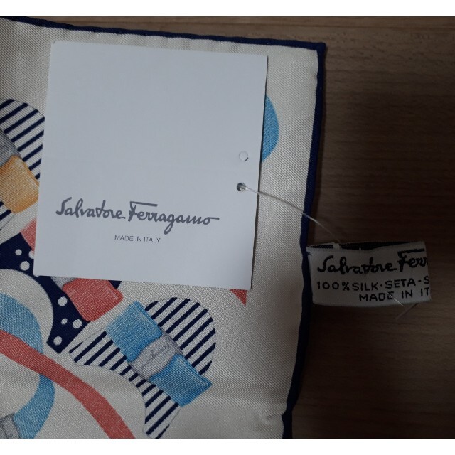 Salvatore Ferragamo(サルヴァトーレフェラガモ)のせんきちさま専用Ferragamo スカーフ タグ付き新品未使用 レディースのファッション小物(バンダナ/スカーフ)の商品写真