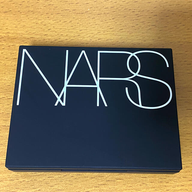 NARS(ナーズ)のNARS ライトリフレクティング セッティングパウダー プレスト N コスメ/美容のベースメイク/化粧品(フェイスパウダー)の商品写真