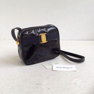 サルヴァトーレフェラガモ(Salvatore Ferragamo)のフェラガモ　varaショルダーバッグ(ショルダーバッグ)