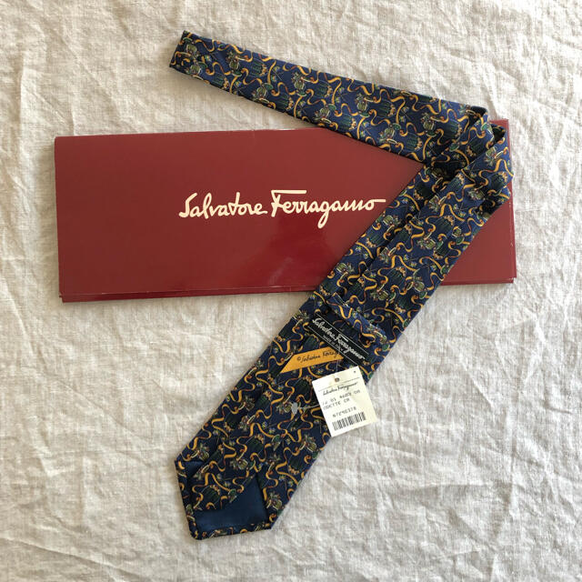 Salvatore Ferragamo(サルヴァトーレフェラガモ)の【タグ付き】 サルヴァトーレ・フェラガモ　シルク ネクタイ　　新品 メンズのファッション小物(ネクタイ)の商品写真